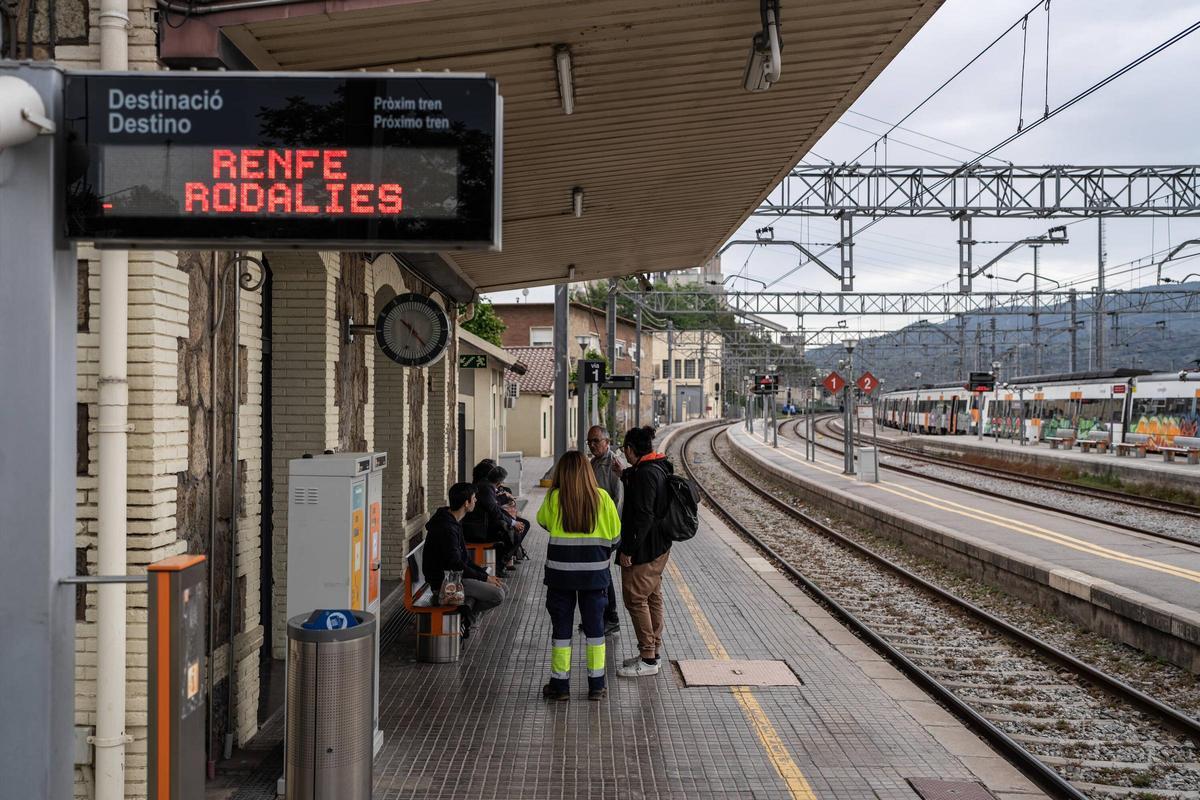 La estación de Montcada Bifurcació, tras el robo de cobre que ha paralizado todas las líneas de Rodalies de Catalunya