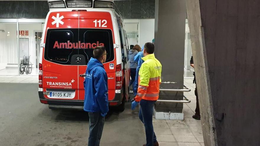 La llegada de la joven trasladada desde Avilés al HUCA, a las 22.15 de ayer.