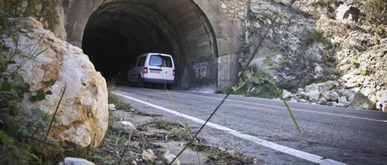 Rocas desprendidas desde ambas laderas a la entrada del túnel del Preventorio.