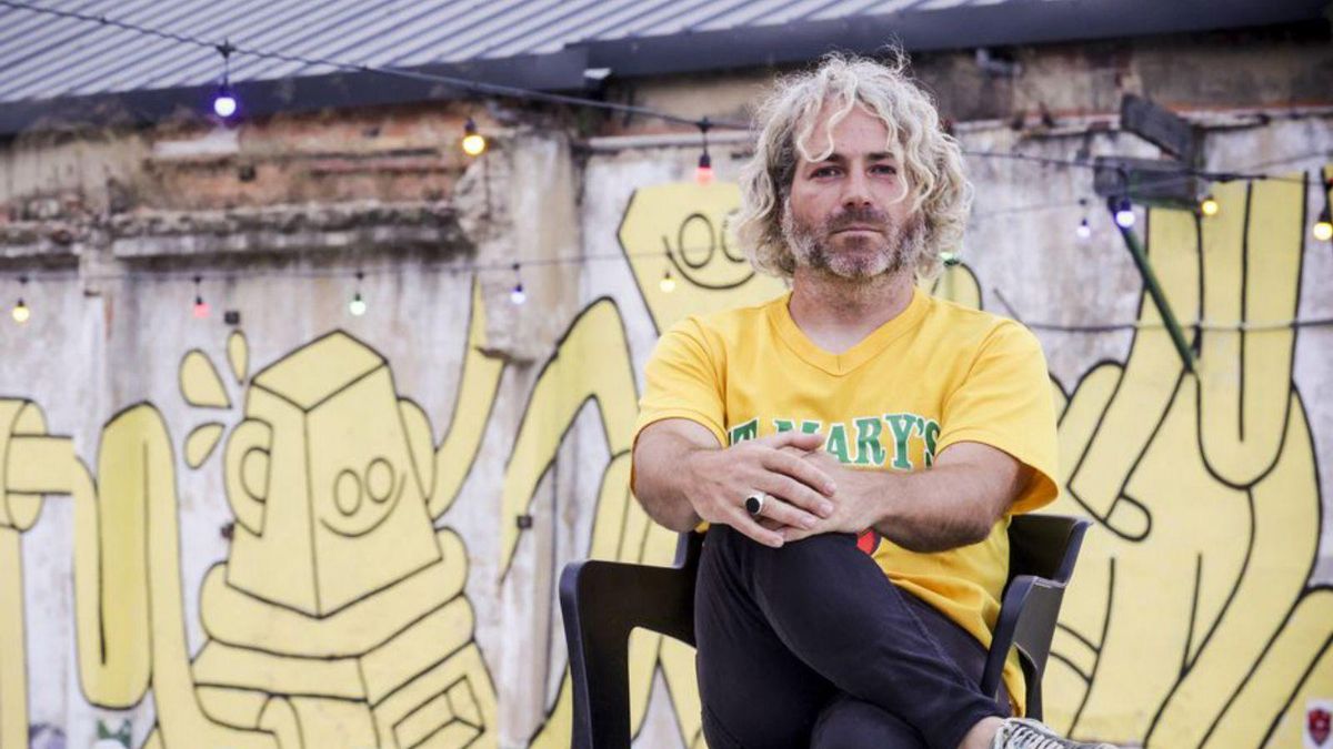 Juan Díaz-Faes, ante su mural de Kuivi Almacenes en Oviedo.