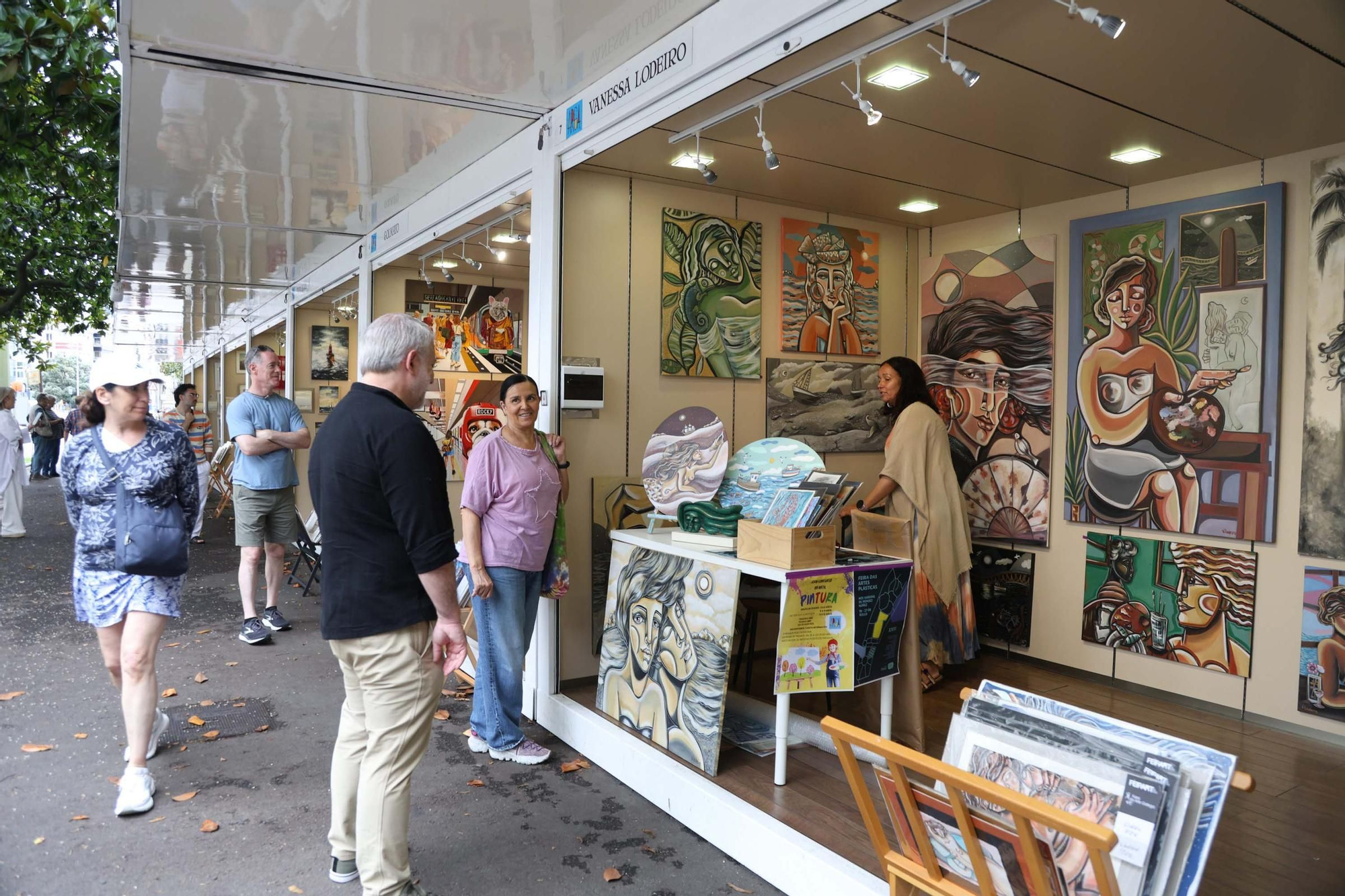 Feria de artes plásticas en los jardines de Méndez Núñez