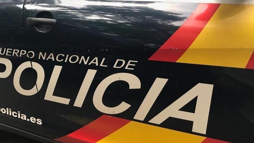 Provoca un fuego en la puerta de casa de sus vecinos con ellos dentro en Patraix