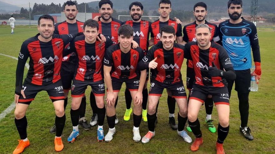 Equipo titular del Lalín que se enfrentó al Cordeiro en la jornada 24. |  // CD LALÍN