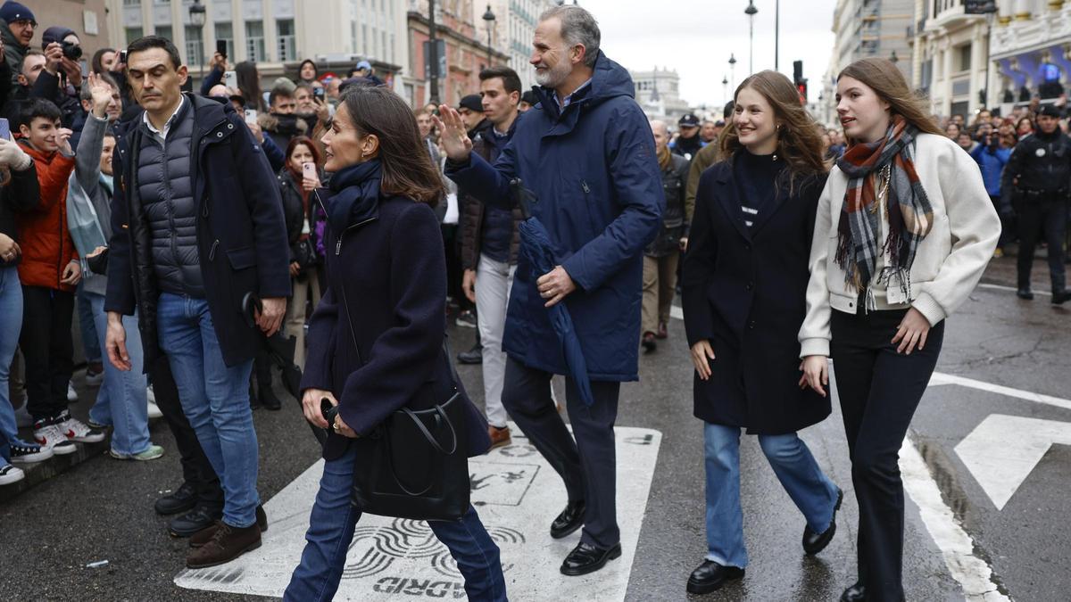 Los Reyes, la princesa Leonor y la infanta Sofía asisten a la procesión de La Soledad en Madrid