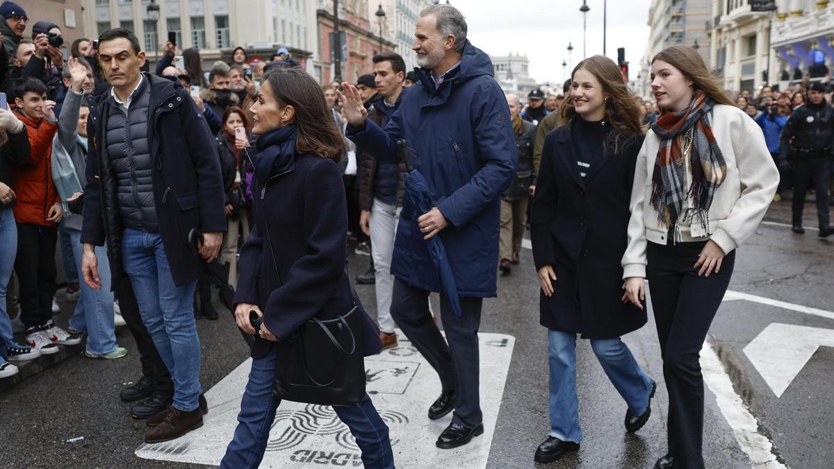 Los Reyes, la princesa Leonor y la infanta Sofía asisten a la procesión de La Soledad en Madrid