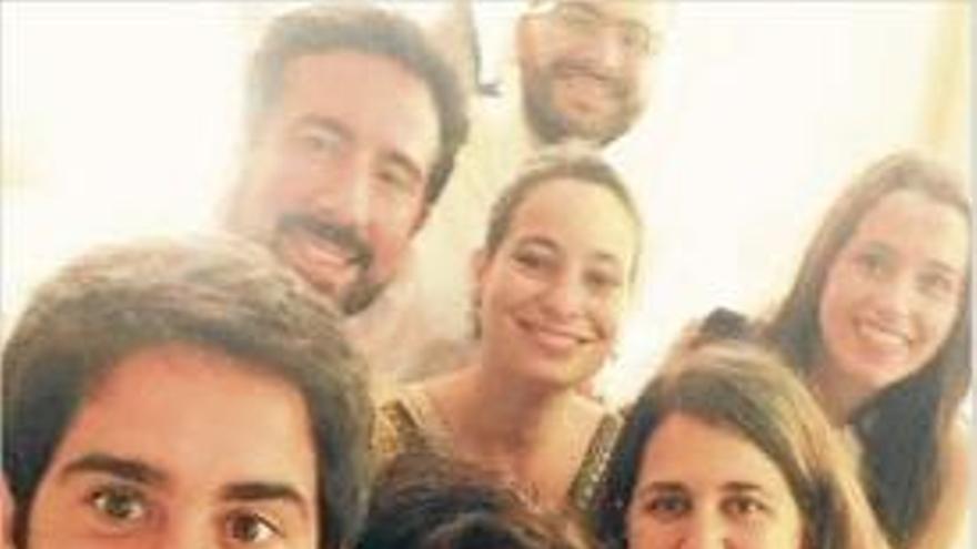 Cima (en un segon pla, amb barba) i Arrimadas, en una foto de grup.