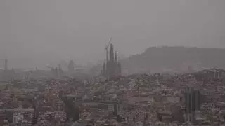 La calima, el polvo sahariano en suspensión, cubre Barcelona y toda la costa mediterránea