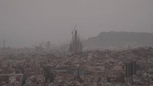 La calitja, la pols sahariana en suspensió, cobreix Barcelona i tota la costa mediterrània