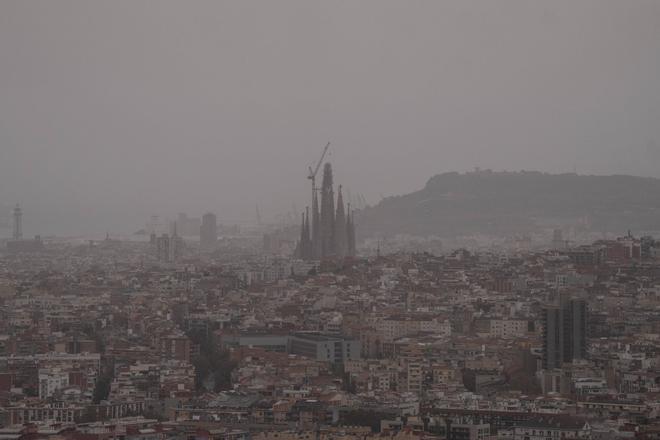 La calima, el polvo en suspensión procedente del norte de África, llega a Barcelona