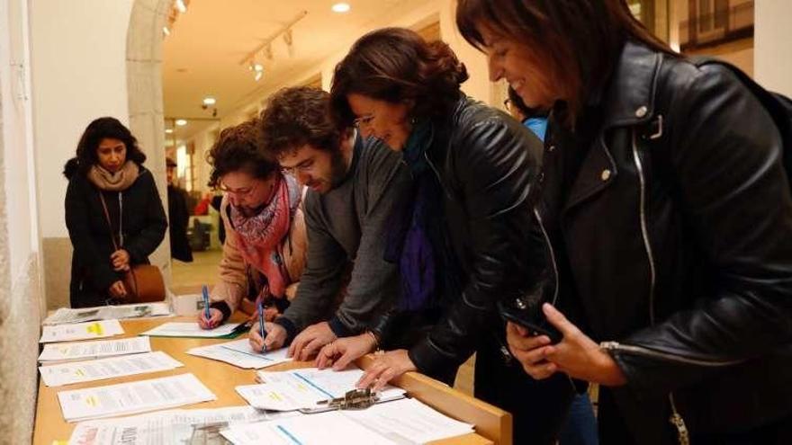 Mesa con recogida de firmas, ayer, en el museo vigués. // José Lores