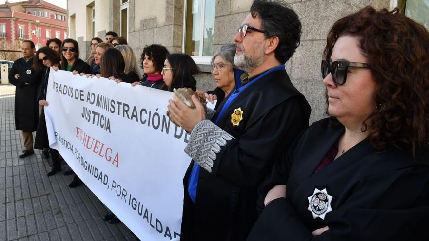 Concentración de los letrados de Justicia realizada ayer. | // VÍCTOR ECHAVE