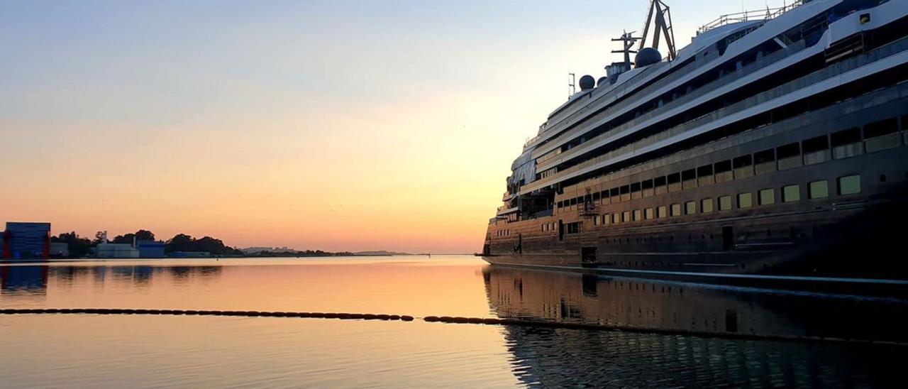 El crucero “Evrima”, en las instalaciones de Astander.  | // FDV