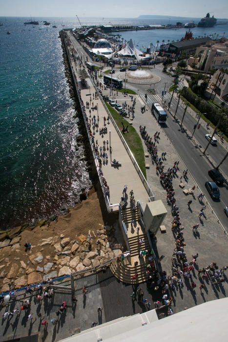 Miles de personas se dan cita en el Village del Puerto de Alicante para disfrutar del estreno de la competición