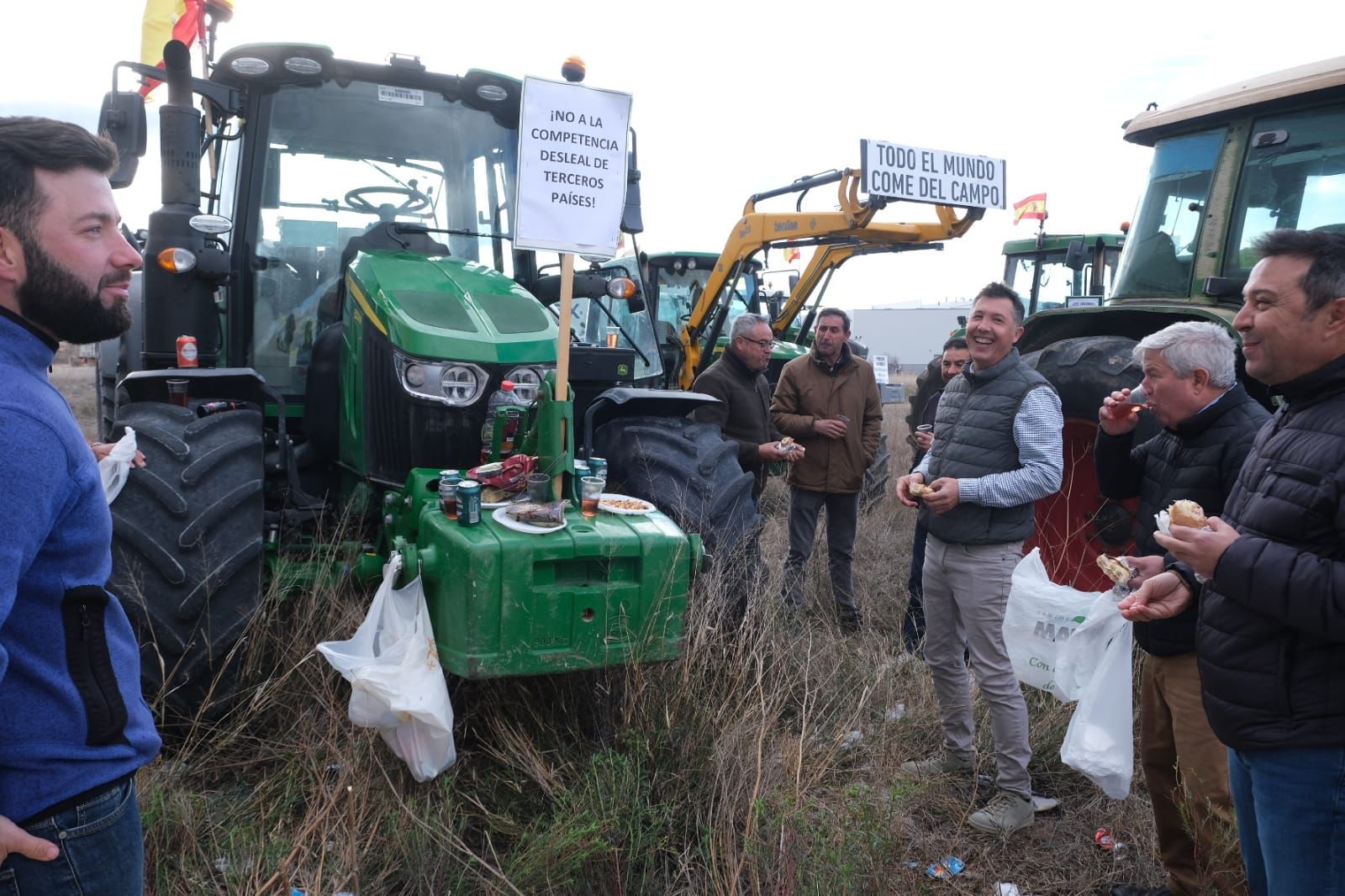 Los agricultores se concentran en tres comarcas de la provincia de Alicante en una tractorada por carreteras secundarias