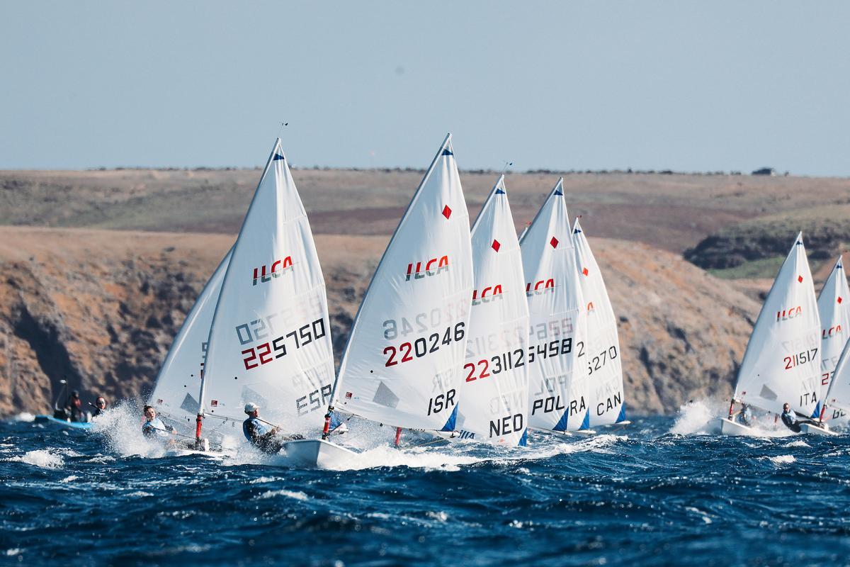 Flota de ILCA 6 regateando hoy frente Lanzarote