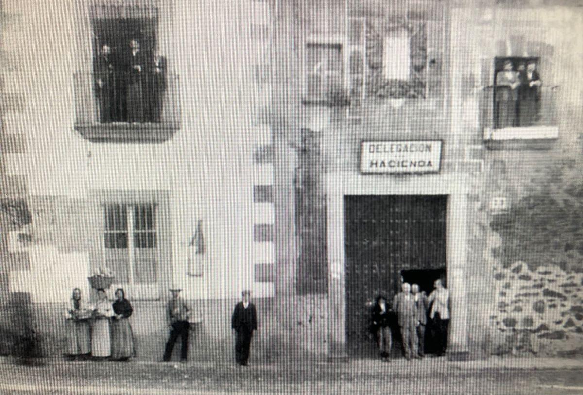 Plaza del Doctor Durán, donde estuvo la Delegación de Hacienda de Cáceres, hoy sede de la Cámara de Comercio.