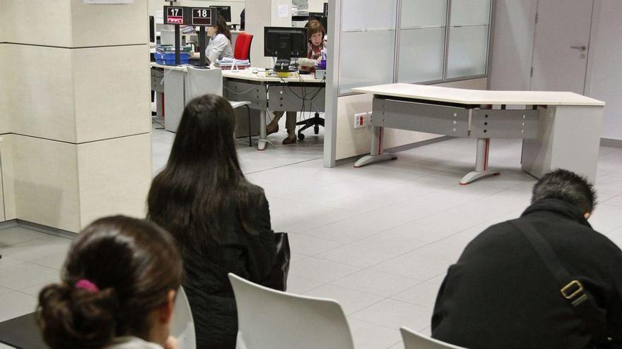 Desempleados, las personas más vulnerables, esperan su cita en la Oficina de Empleo.