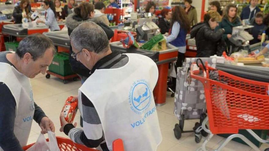 Voluntarios del Banco de Alimentos en el supermercado vilagarciano. // Noé Parga