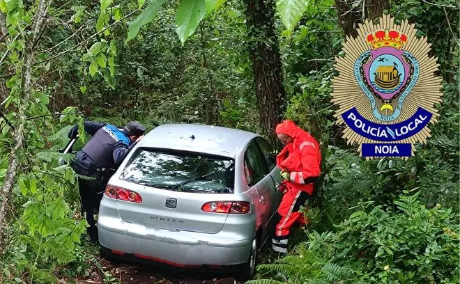 Ferido un condutor tras caer co coche por un barranco en Noia