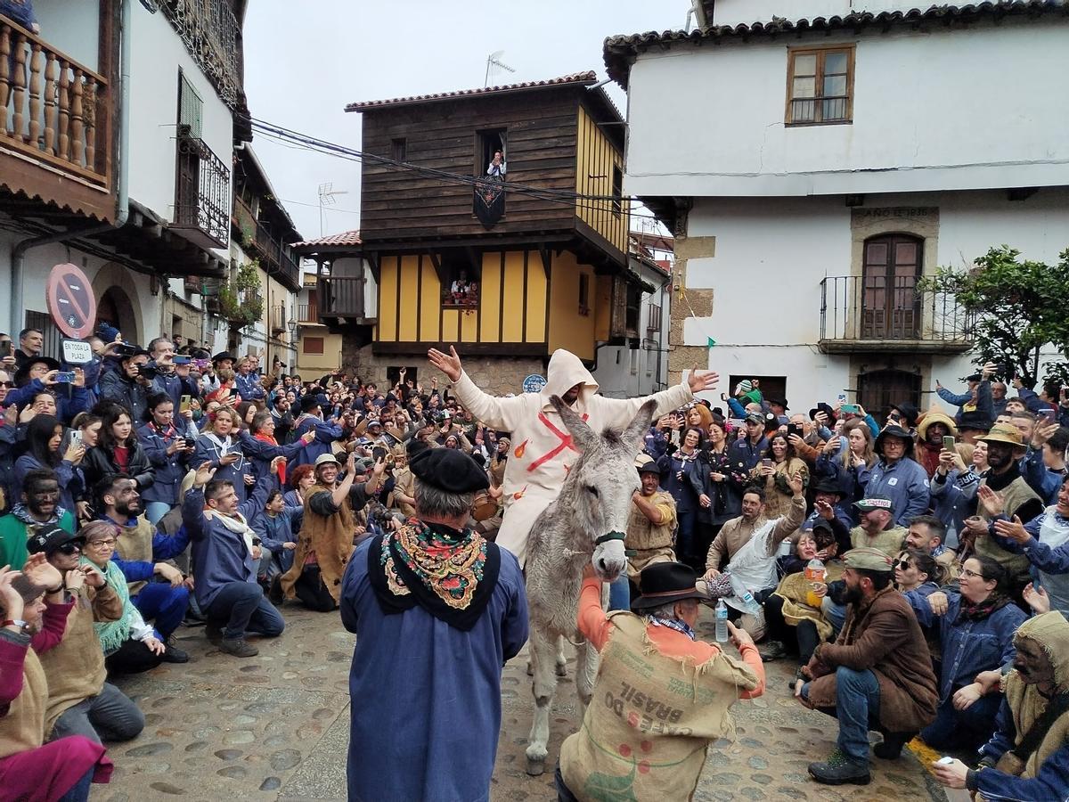 Galería | La misteriosa tradición del Pero Palo llena Villanueva de la Vera