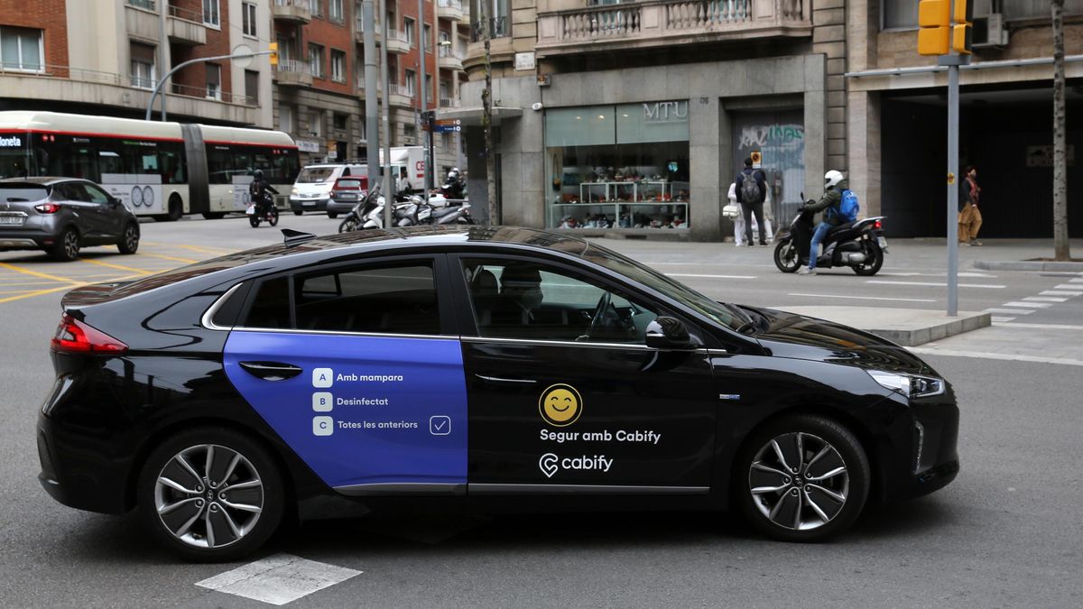 Ferit a Barcelona el passatger d’un taxi al xocar contra un Cabify amb el conductor drogat