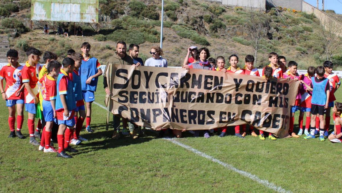 Integrantes del equipo y club, con una pancarta en apoyo a Carmen de Prada Fernández. | A. S.