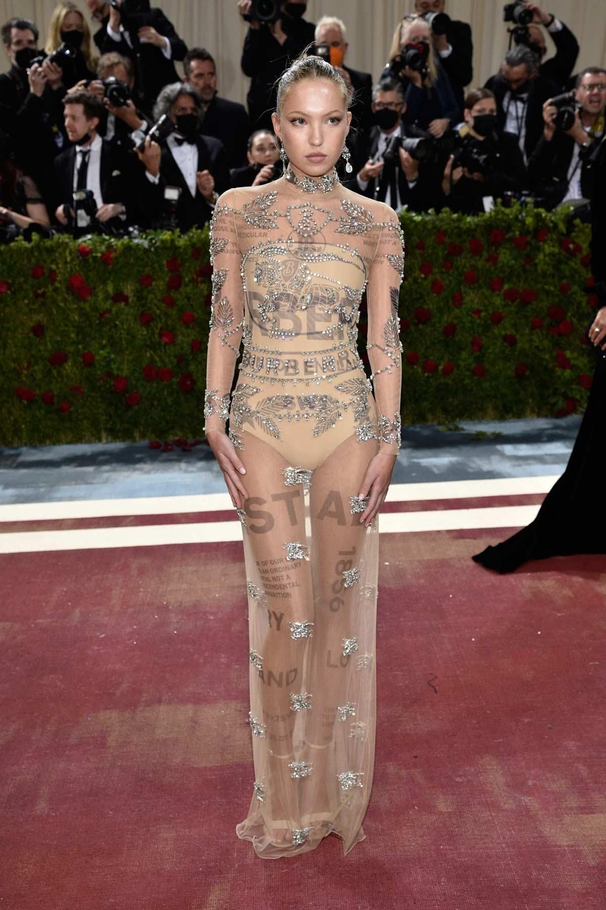 El look 'nude' de Lila Grace Moss, diseñado por Riccardo Tisci para Burberry en la gala Met 2022