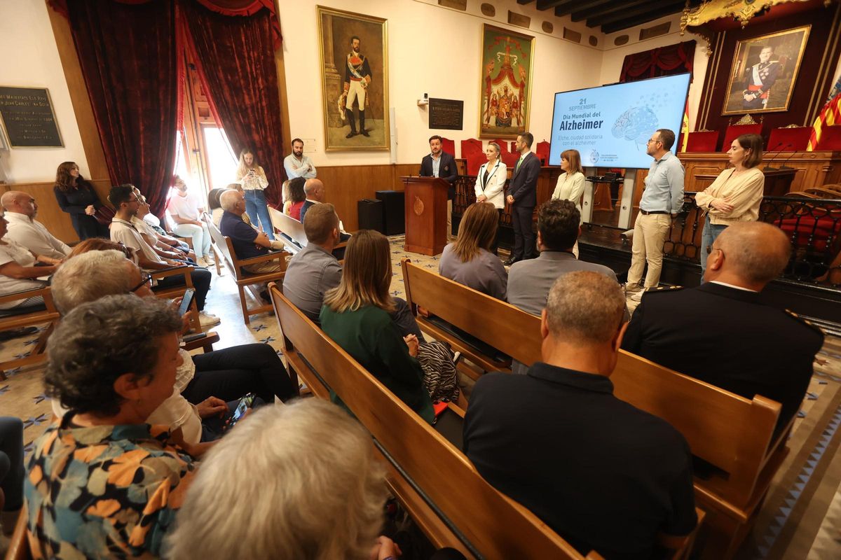 El alcalde, Pablo Ruz, ha expresado el apoyo del Ayuntamiento a los enfermos y sus familias