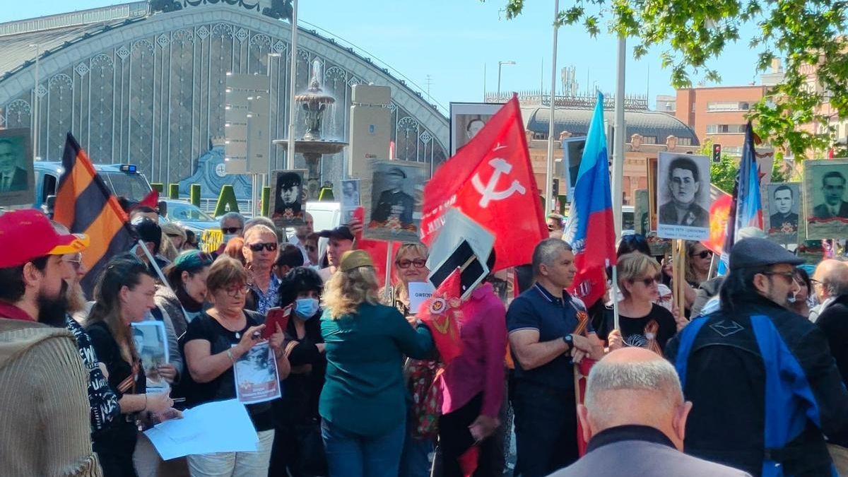 Participantes de la marcha rusa del Regimiento Inmortal, en la estación madrileña de Atocha en mayo de 2022.