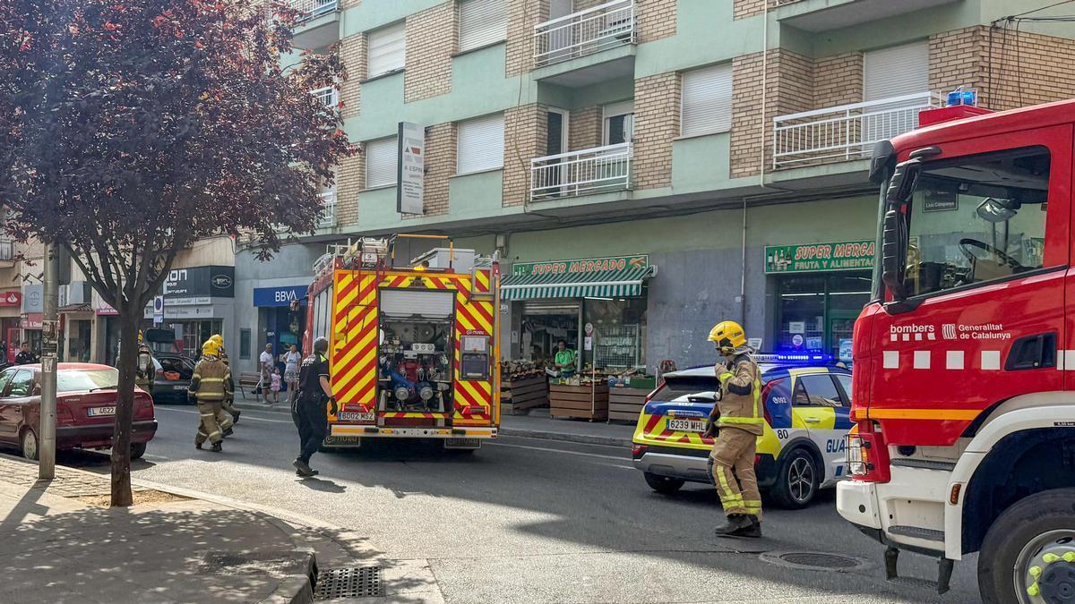 Bombers i Guàrdia Urbana de Lleida a la zona on ha explotat el cotxe.