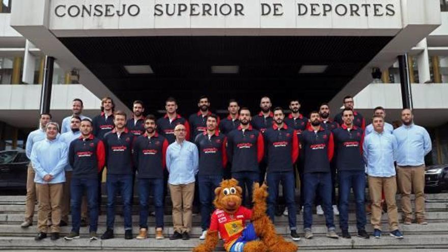 Ribera, al centre de la primera fila, ahir al Consell Superior d&#039;Esports amb l&#039;equip espanyol.