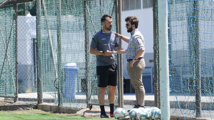 López Garai y Moreno dialogan tras un entrenamiento