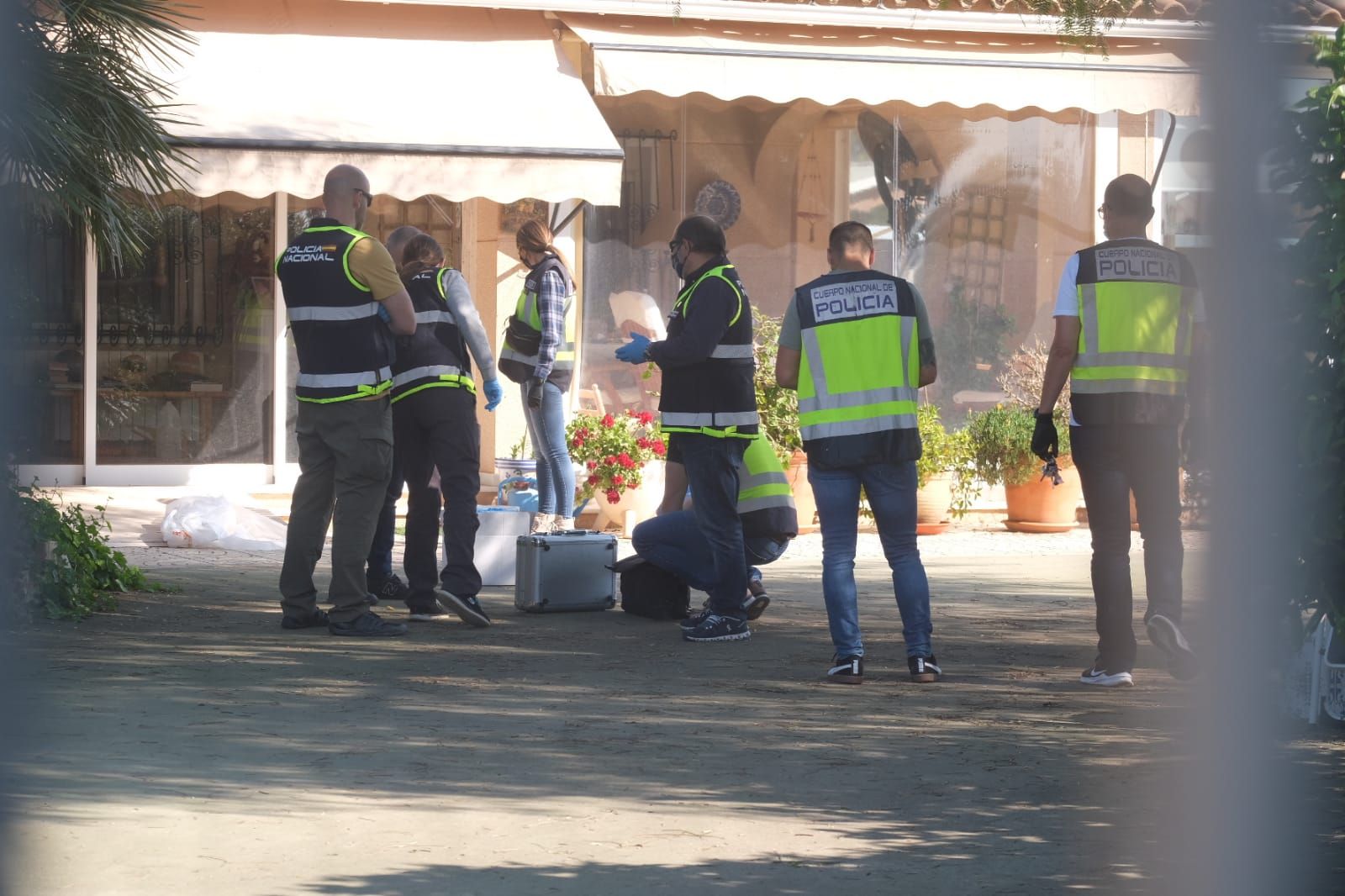 La Policía Científica inspecciona la casa del crimen de Elche