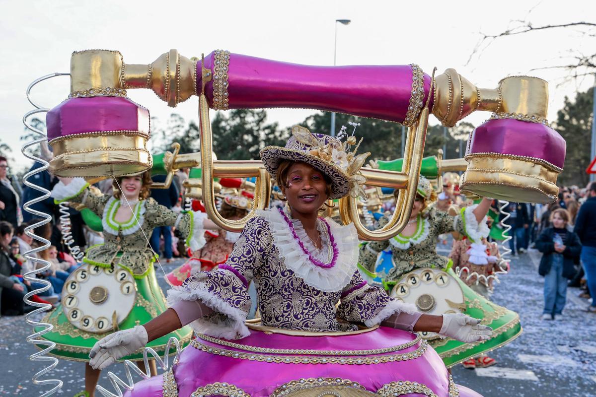 Una de las comparsas participantes en el desfile.