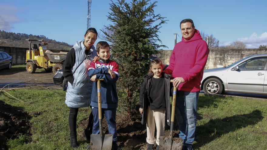 ¿Ya has plantado tu árbol en Lugones? Todas las imágenes de la primera jornada de &quot;Minibosques&quot;