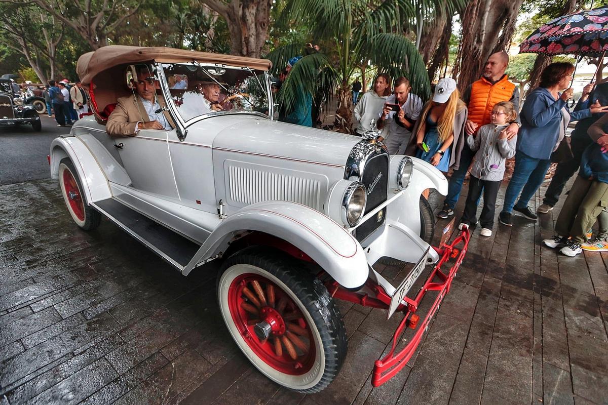 Exhibición de coches antiguos en el Carnaval de Santa Cruz de Tenerife