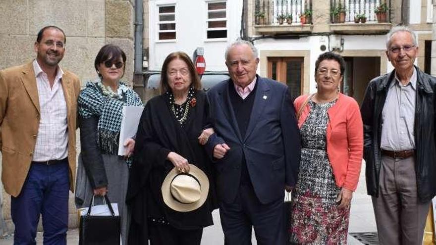 Piñón (tercera por la izda.) junto a miembros de la directiva de la RAG.