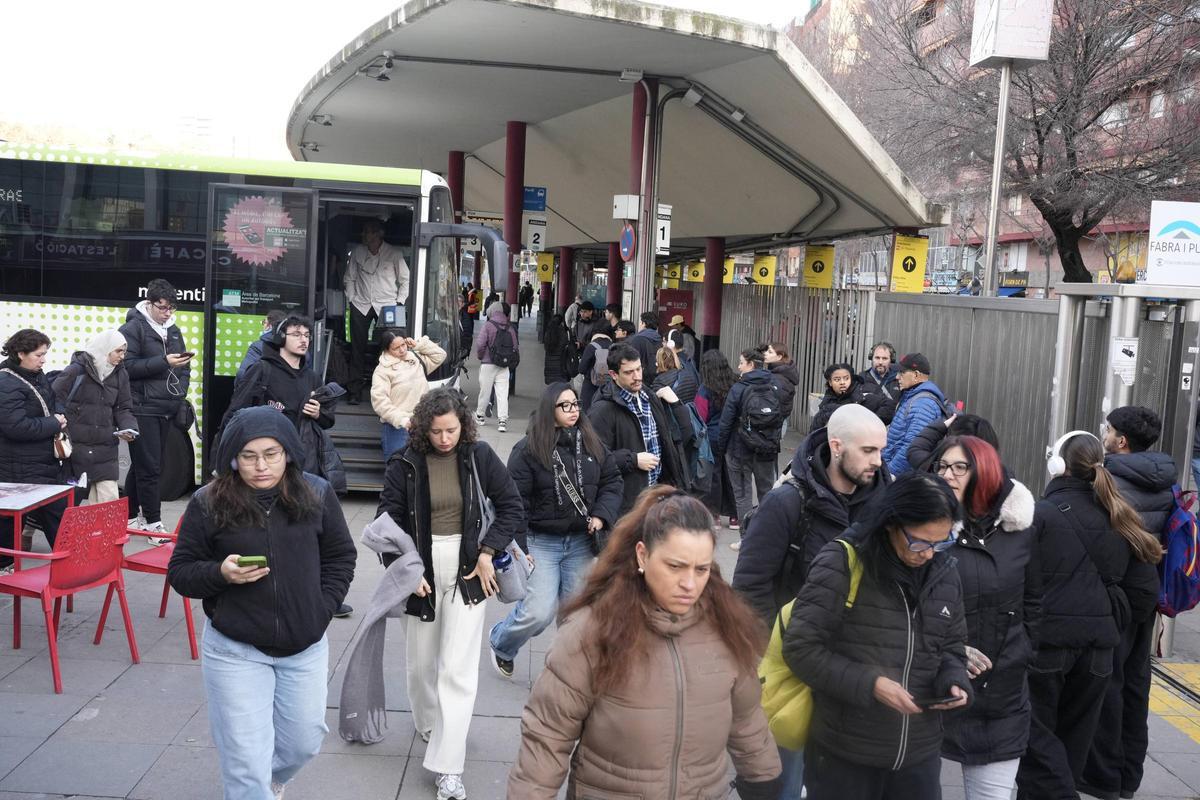Pasajeros en la estación de autobuses de Fabra i Puig