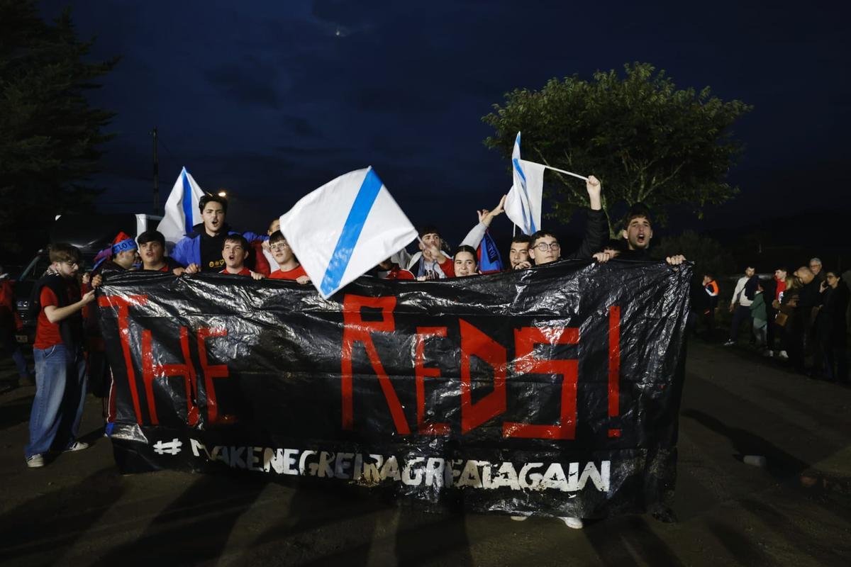 Aficionados del Negreira con la pancarta de The Reds
