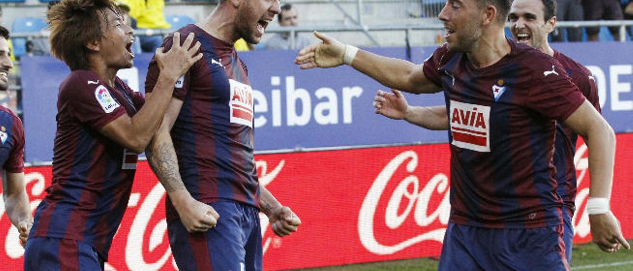 Iván Ramis -izquierda- y Sergi Enrich celebran un gol del Eibar la semana pasada ante el Villarreal.