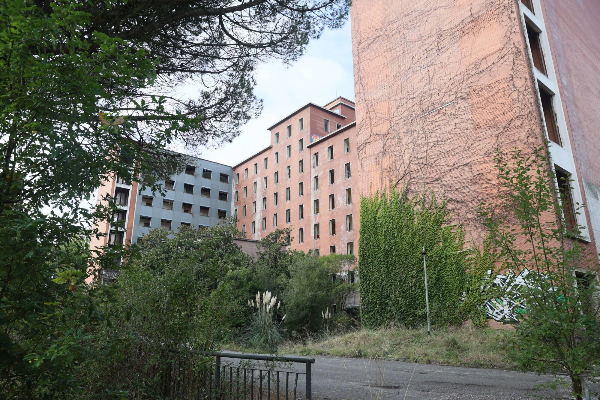 Viejo HUCA. Recorrido por cómo está el viejo hospital.