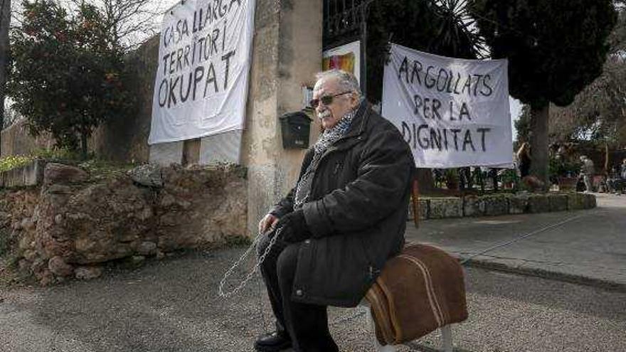 Jaume Santandreu se encadenó el jueves a Sa Casa Llarga.