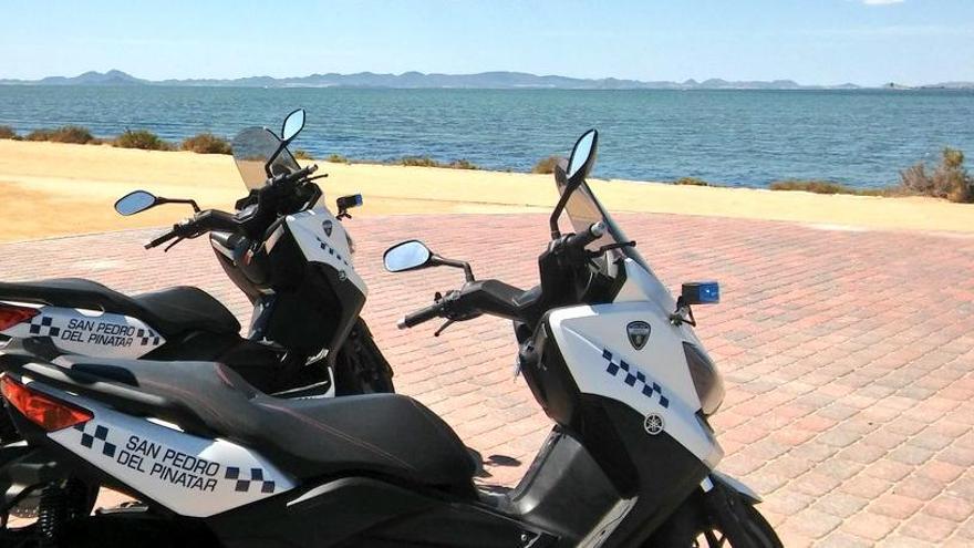 Dos motos de la Policía Local junto a una de las playas de la localidad.