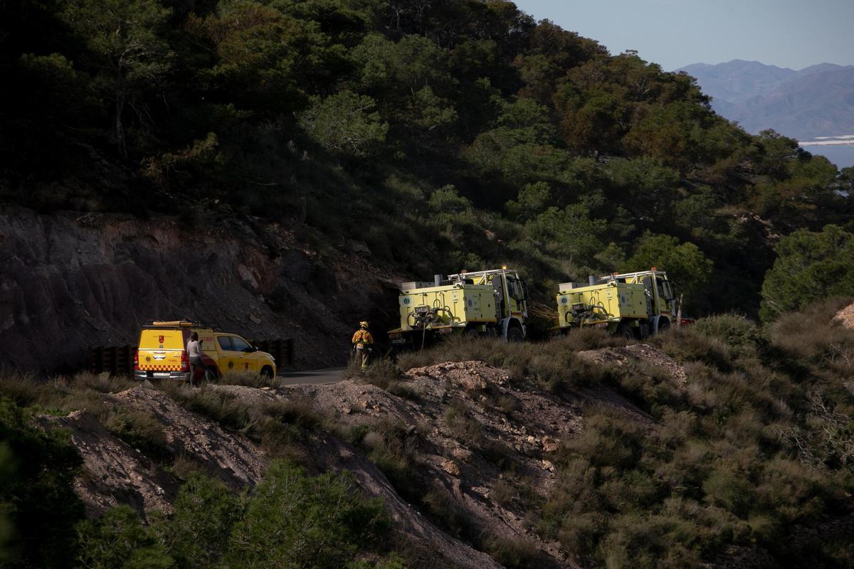 Algunos de los momentos más destacados de esta mañana en el incendio de Cabo Tiñoso. Algunos de los momentos más destacados de esta mañana en el incendio de Cabo Tiñoso.