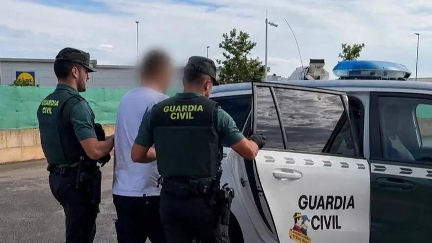 Hier wird der mutmaßliche Seniorenprügler von Campos von der Guardia Civil abgeführt