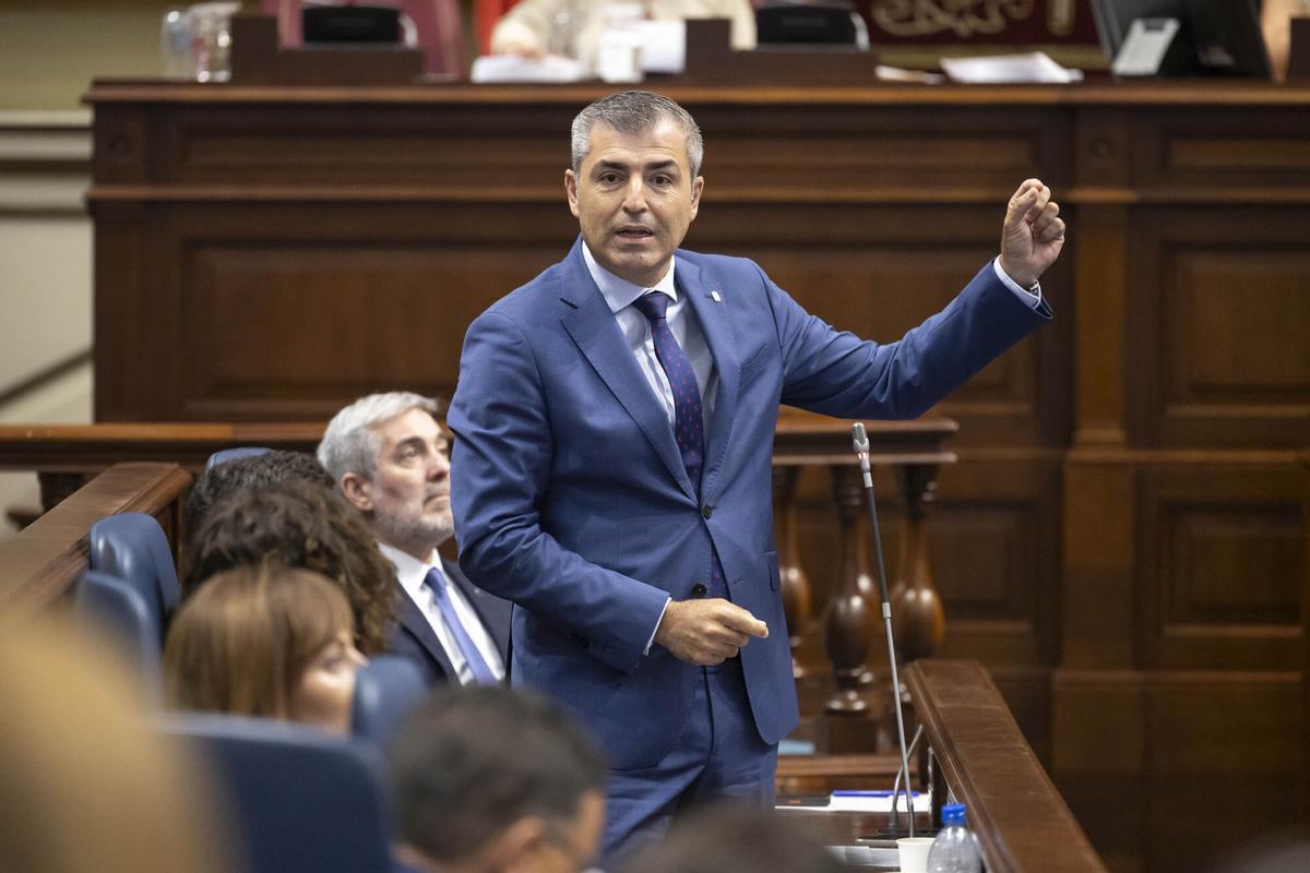 El vicepresidente de Canarias, Manuel Domínguez, responde a preguntas de los diputados durante el pleno que celebra este martes el Parlamento autonómico.