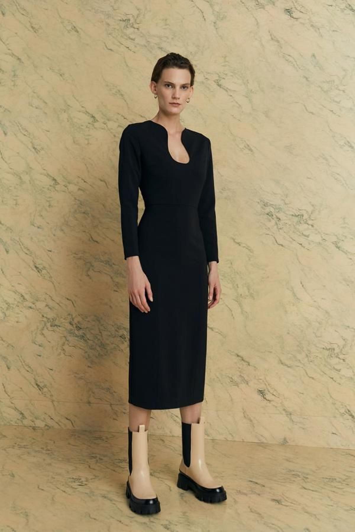 Vestido negro con escote redondo, Rebajado de 39,99 a 19,99 euros.