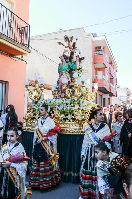 Miles de fieles han acompañado la imagen de Santa Águeda hasta su ermita en un camino jalonado por puestos de dulces