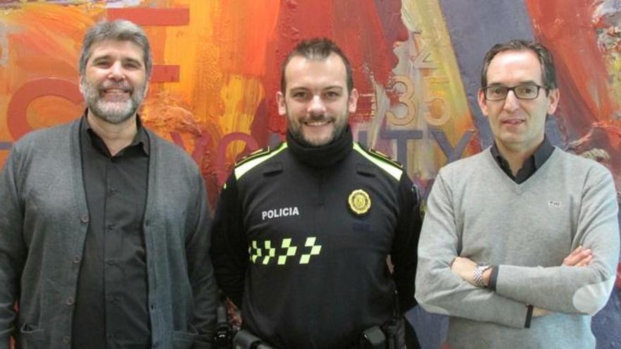 Campdepadrós (centre), amb Tomàs Casero, regidor de Seguretat Ciutadana i, Joan Carles Batanés, alcalde.