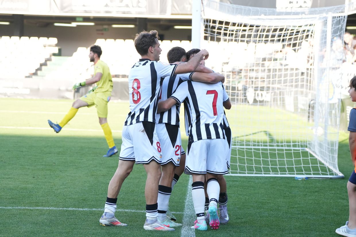 ¡Las mejores imágenes de la celebración del ascenso a Segunda Federación del Castellón B!